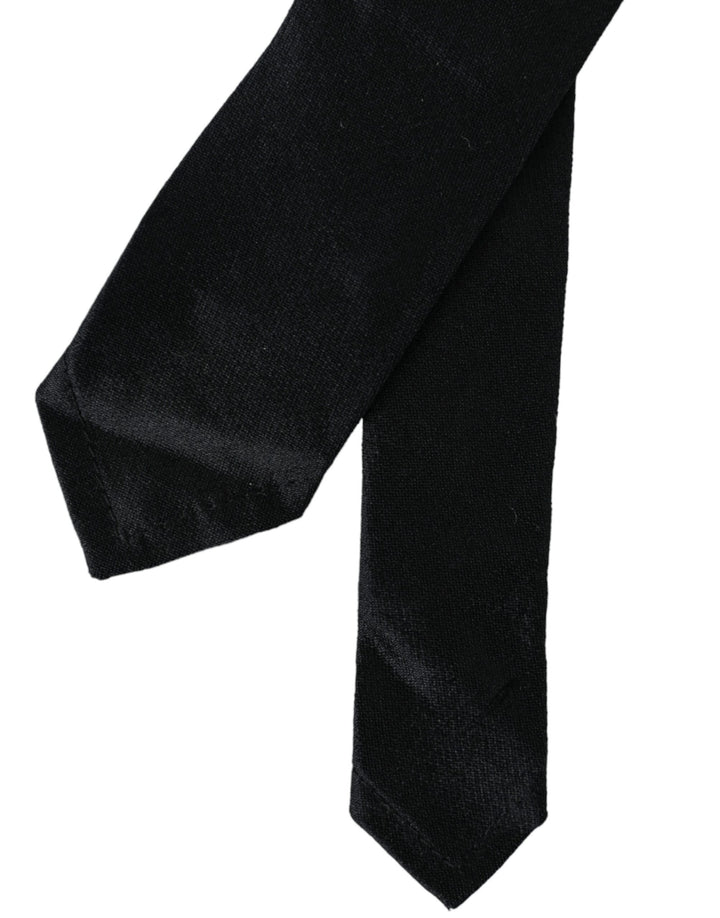 Black solid tie made of 100% silk, adjustable