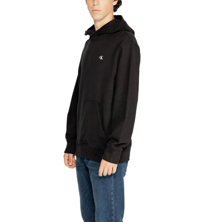 Black sweater made from recycled cotton