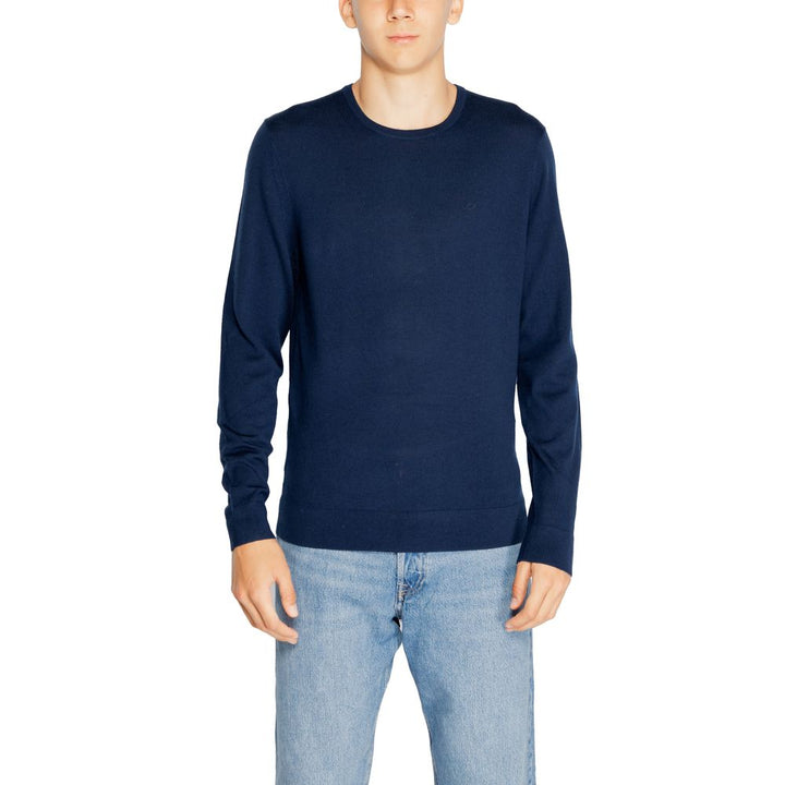 Blue T-shirt made from recycled wool