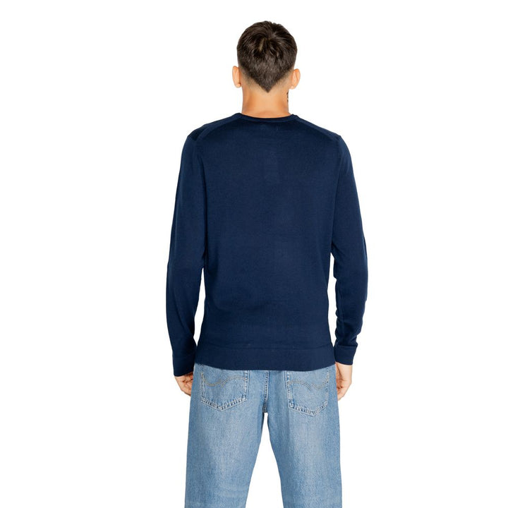 Blue T-shirt made from recycled wool