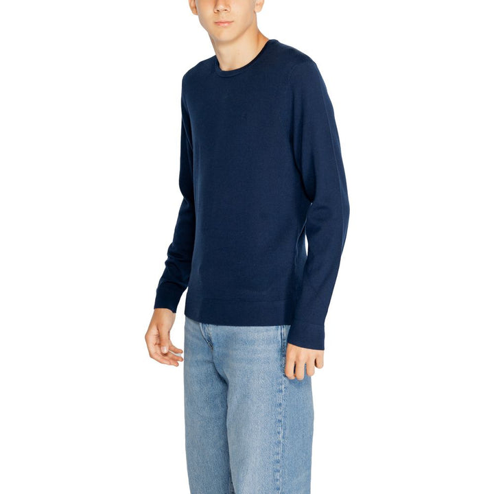 Blue T-shirt made from recycled wool