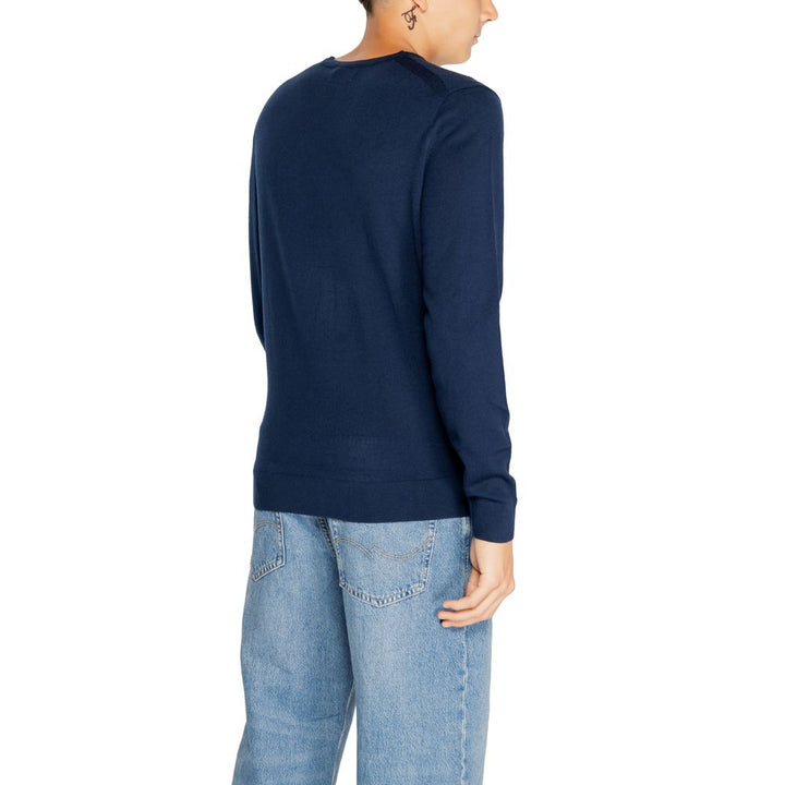 Blue T-shirt made from recycled wool