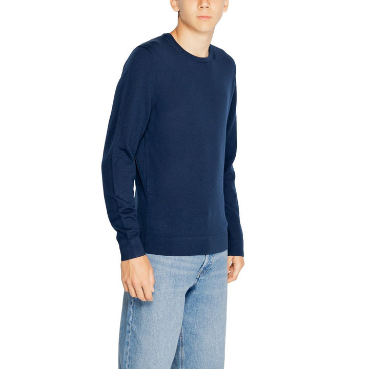 Blue T-shirt made from recycled wool