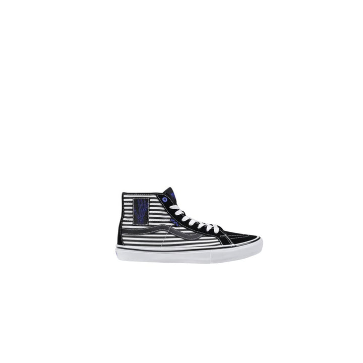 Black and white leather sneaker