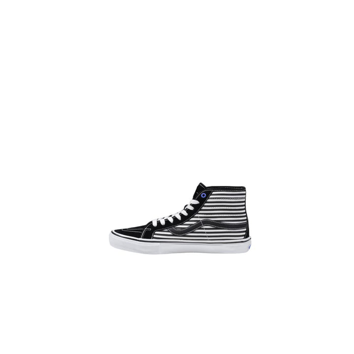 Black and white leather sneaker