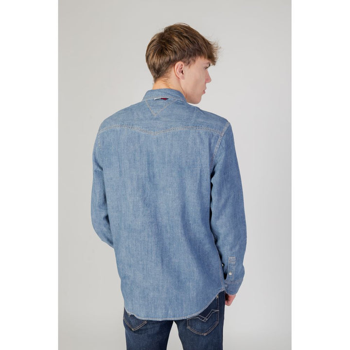 Blaues Baumwollhemd