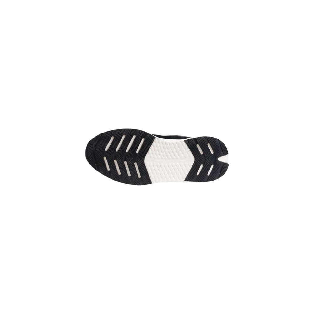 Grauer Stoff Sneaker