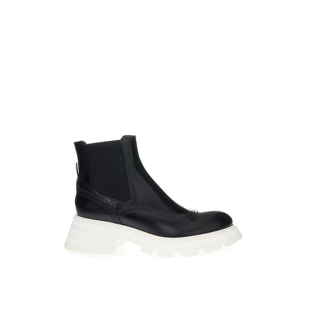 Elegant leather boots in timeless black
