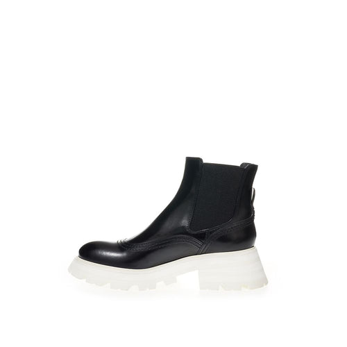 Elegant leather boots in timeless black