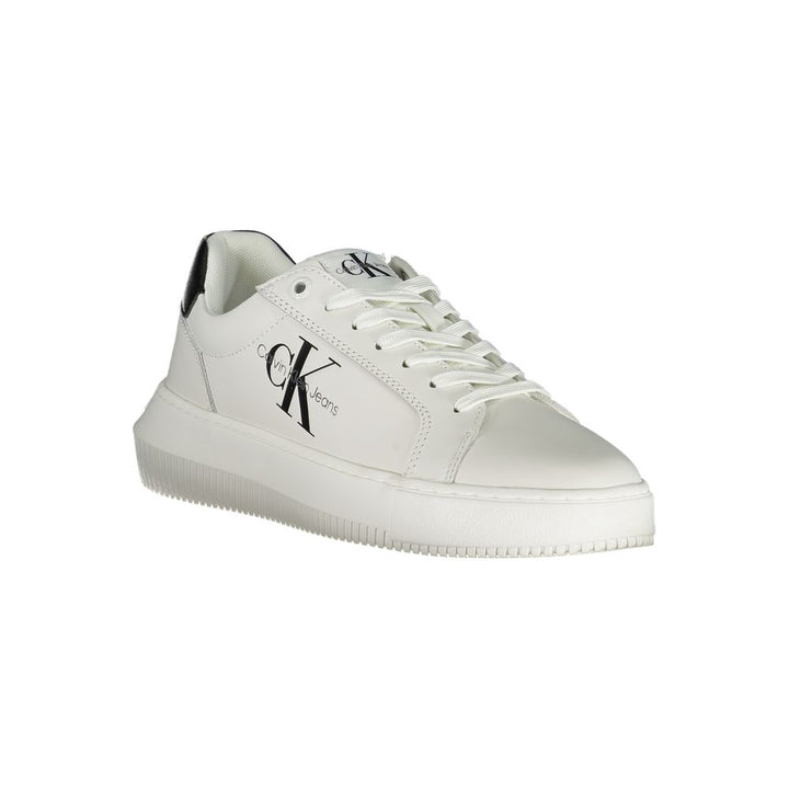 Eco-Chic Weiße Sneakers mit kontrastierenden Details